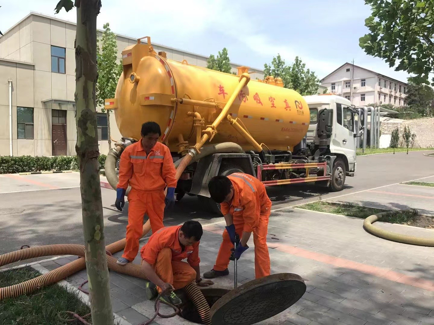 七星管道疏通车停在窨井附近